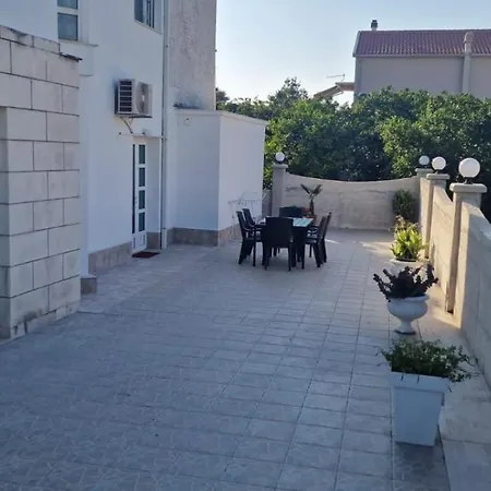 Carla Modern Oasis And Comfort *